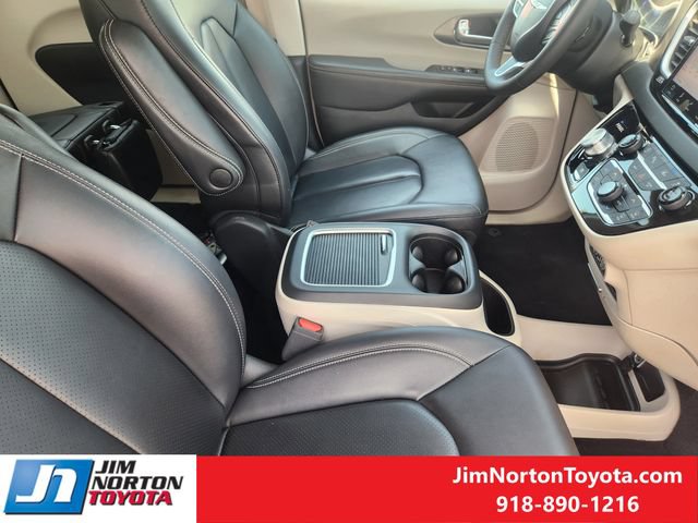 Used 2024 Chrysler Pacifica Touring-L FWD image 14