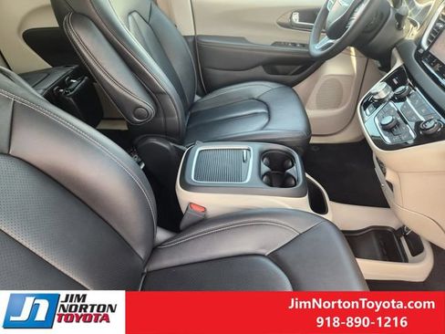 Used 2024 Chrysler Pacifica Touring-L FWD image 14