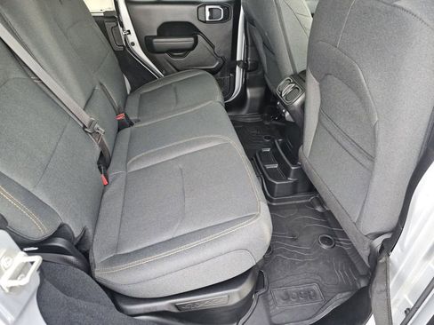 Used 2024 Jeep Wrangler Unlimited image 5