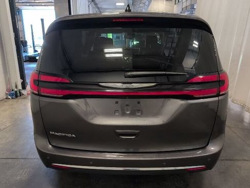 Used 2023 Chrysler Pacifica Touring-L FWD image 5
