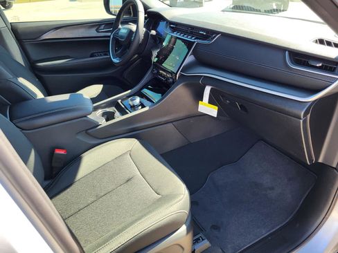 New 2025 Jeep Grand Cherokee Laredo image 9