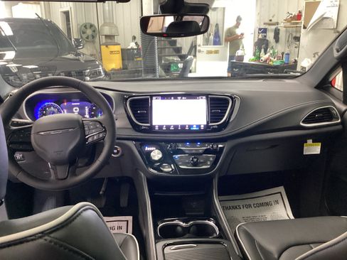 New 2027 Chrysler Pacifica Limited AWD/4WD image 17