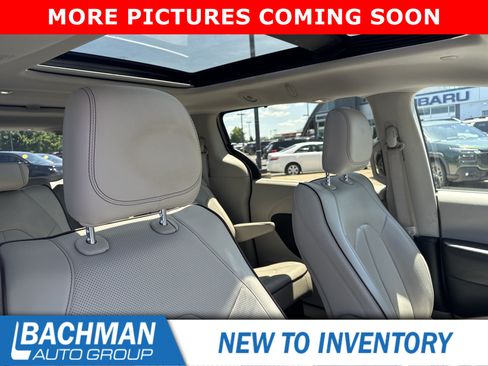Used 2017 Chrysler Pacifica Limited FWD image 5