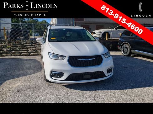 Used 2021 Chrysler Pacifica Touring-L w/ Uconnect Theater Family Group FWD image 5