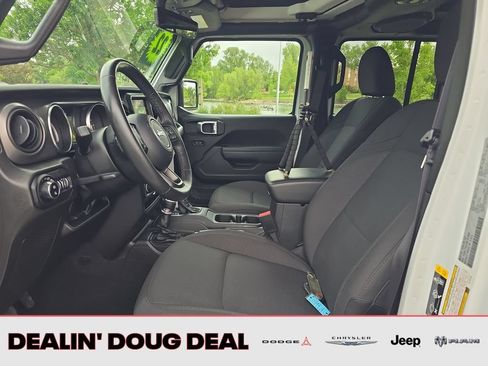 Used 2022 Jeep Gladiator Sport AWD/4WD image 10