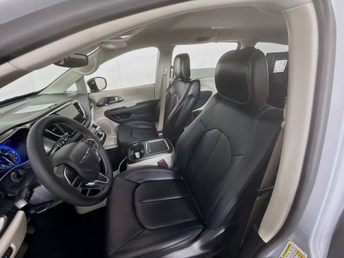 Used 2024 Chrysler Pacifica Touring-L FWD image 5
