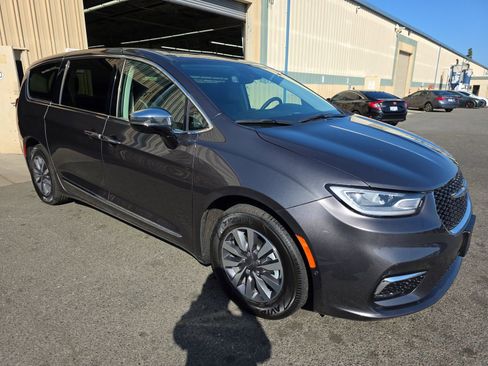 Used 2023 Chrysler Pacifica Limited w/ Uconnect Theater Family Group FWD image 2