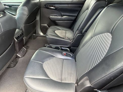 Used 2021 Toyota Highlander XSE FWD image 25