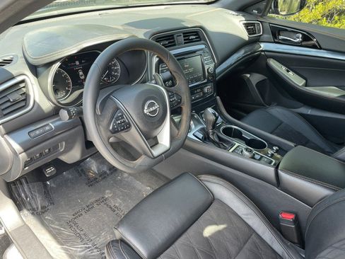 Used 2023 Nissan Maxima SR w/ Sport Mat Group FWD image 10
