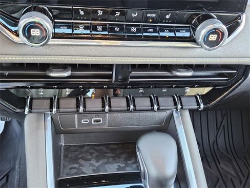 Used 2024 Chevrolet Colorado ZR2 w/ Technology Package image 21