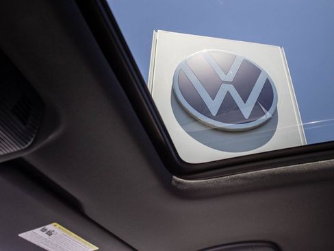 New 2025 Volkswagen Atlas Cross Sport SEL R-Line image 2