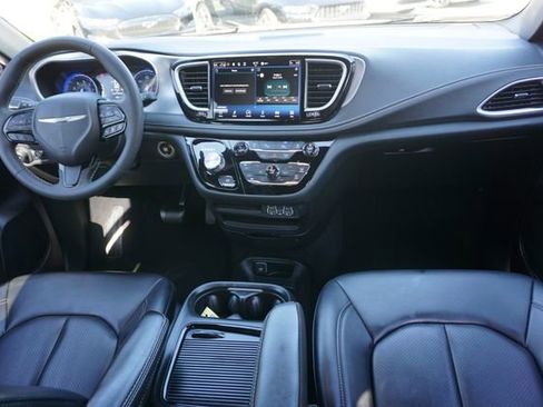 Used 2023 Chrysler Pacifica Touring-L w/ S Appearance Package image 6