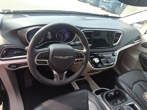 Used 2023 Chrysler Pacifica Touring-L FWD image 4
