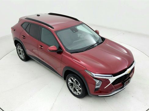 Used 2025 Chevrolet Trax LT w/ LT Convenience Package FWD image 19