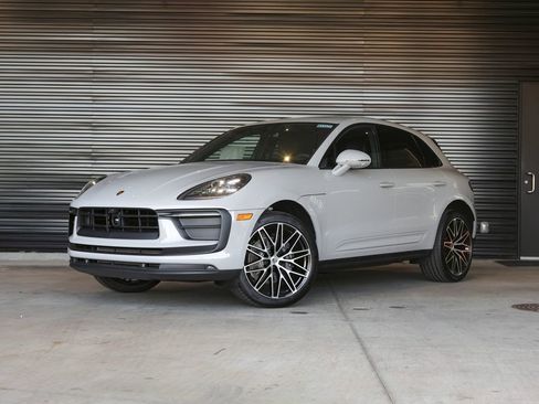 New 2025 Porsche Macan image 1