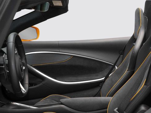 Used 2026 McLaren Artura Spider RWD image 16