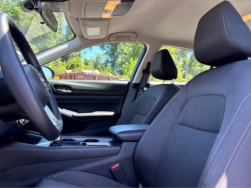 Used 2025 Nissan Altima 2.5 SV FWD image 15