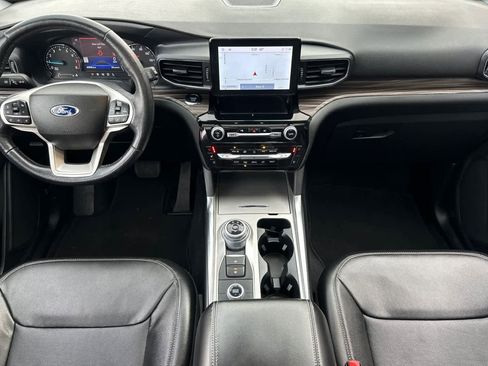 Certified 2022 Ford Explorer Limited w/ Equipment Group 301A image 3