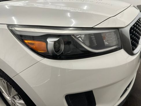 Used 2016 Kia Sedona LX w/ Option Group 020 FWD image 10