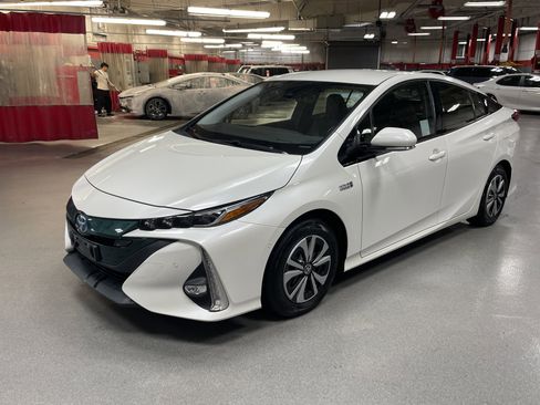 Used 2018 Toyota Prius Prime Advanced image 5