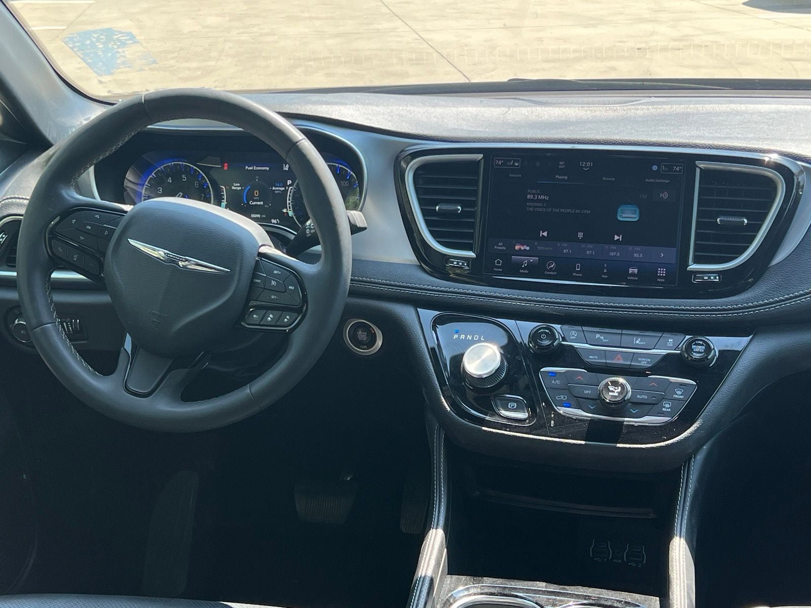 Used 2025 Chrysler Pacifica Limited FWD image 23