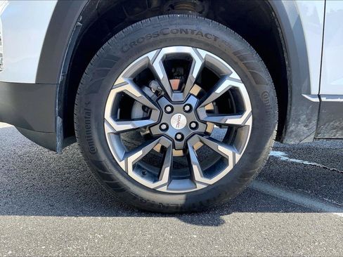 Used 2025 GMC Terrain Elevation w/ Elevation Premium Package FWD image 9
