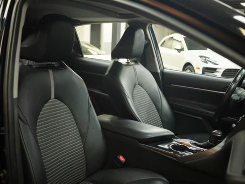 Used 2020 Toyota Camry SE w/ Carpet Mat Package FWD image 15