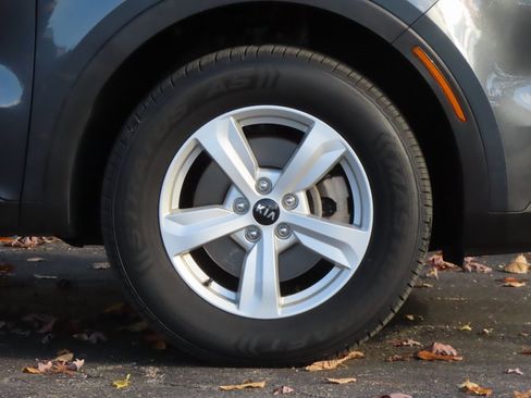 Used 2021 Kia Sorento LX image 9