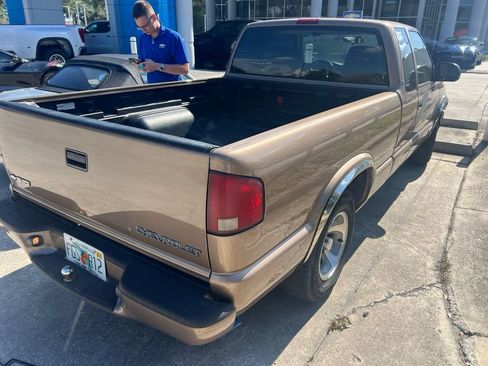 Used 2002 Chevrolet S10 Pickup LS w/ LS Preferred Equipment Group RWD image 3