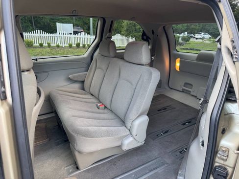 Used 2005 Chrysler Town & Country FWD image 12
