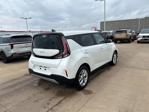 Used 2025 Kia Soul LX w/ LX Technology Package FWD image 3