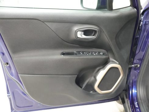 Used 2017 Jeep Renegade Latitude FWD image 14