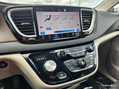 Used 2022 Chrysler Voyager LX image 42