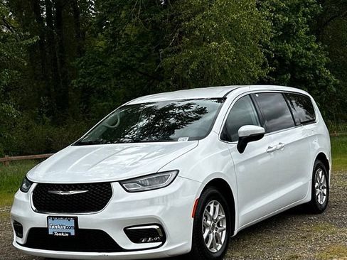 Used 2023 Chrysler Pacifica Touring-L FWD image 4