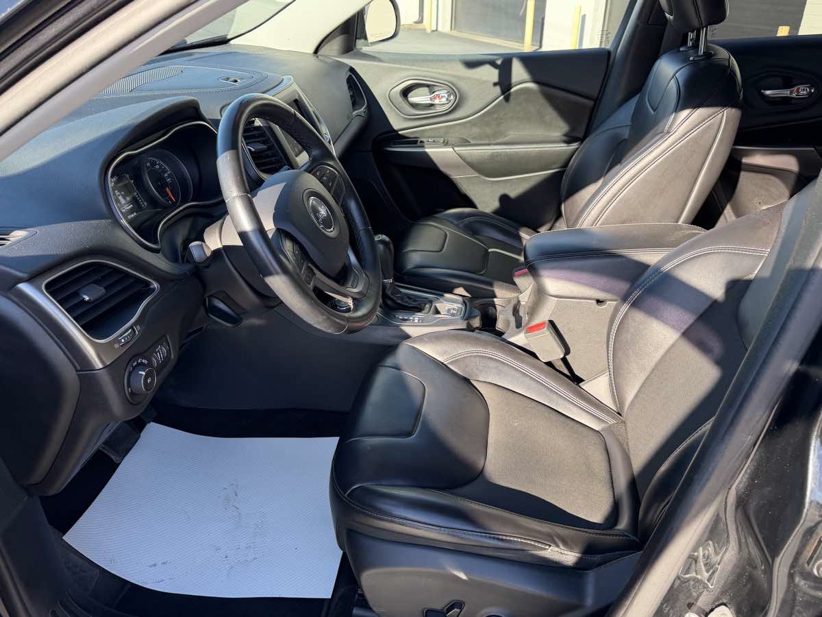 Used 2019 Jeep Cherokee Latitude Plus AWD/4WD image 10