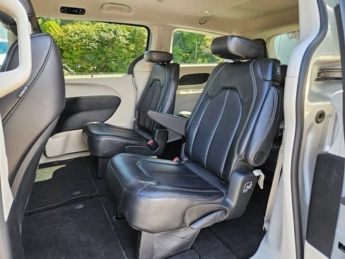Used 2024 Chrysler Pacifica Touring-L FWD image 16
