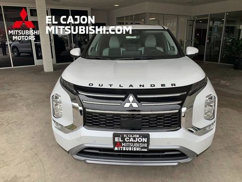 New 2025 Mitsubishi Outlander SE image 9