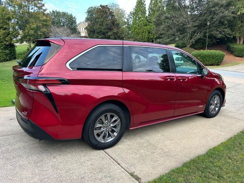 Used 2021 Toyota Sienna LE FWD image 7