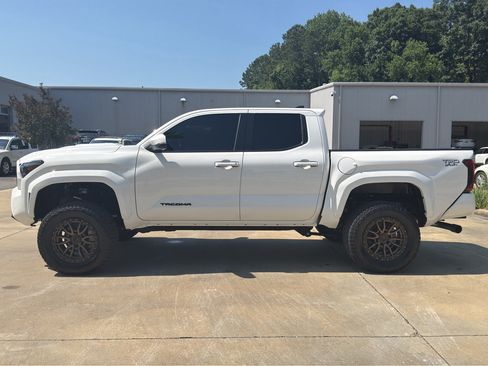Used 2024 Toyota Tacoma TRD Sport w/ TRD Sport Upgrade Package AWD/4WD image 6
