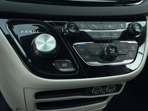 Used 2024 Chrysler Pacifica Touring-L image 26
