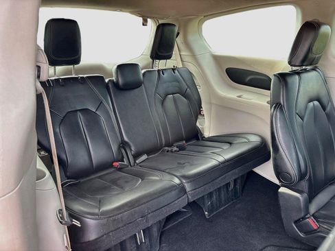 Used 2023 Chrysler Pacifica Touring-L FWD image 26