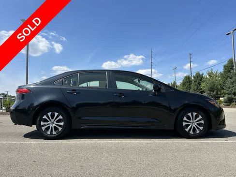 Used 2022 Toyota Corolla LE FWD image 3