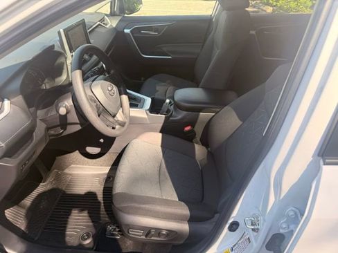 Used 2025 Toyota RAV4 XLE image 21