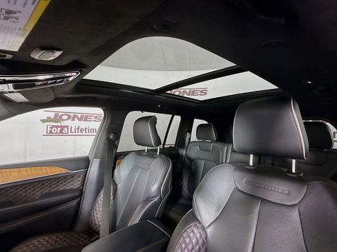 Used 2023 Jeep Grand Cherokee Summit AWD/4WD image 12