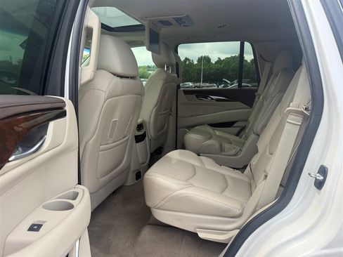 Used 2017 Cadillac Escalade Luxury AWD/4WD image 4