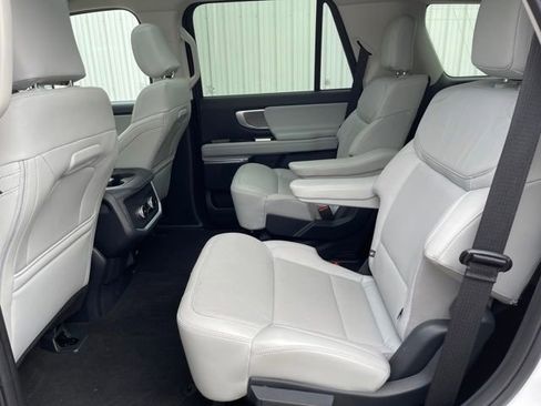 Used 2025 Ford Expedition Platinum image 23