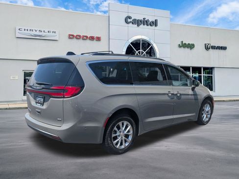 Used 2023 Chrysler Pacifica Touring-L AWD/4WD image 3
