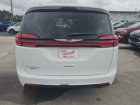 Used 2022 Chrysler Pacifica Touring-L image 5