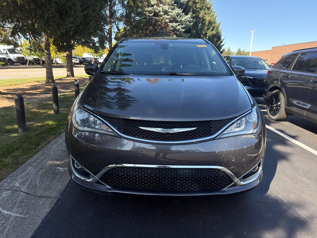 Used 2017 Chrysler Pacifica Touring Plus w/ Tire & Wheel Group FWD image 5