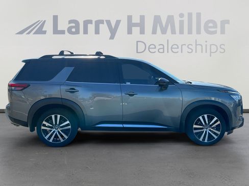 Used 2024 Nissan Pathfinder Platinum FWD image 6